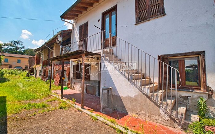 Casa quadrilocale in vendita in Via Garibaldi, Casalino