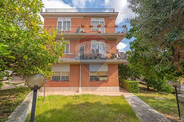 Appartamento trilocale in vendita in Via Bomporto, Roma