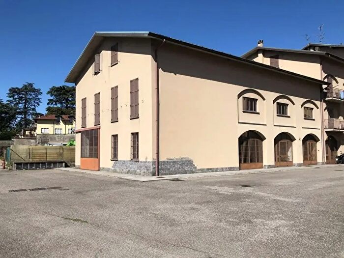 Casa con 20 locali in vendita in Como