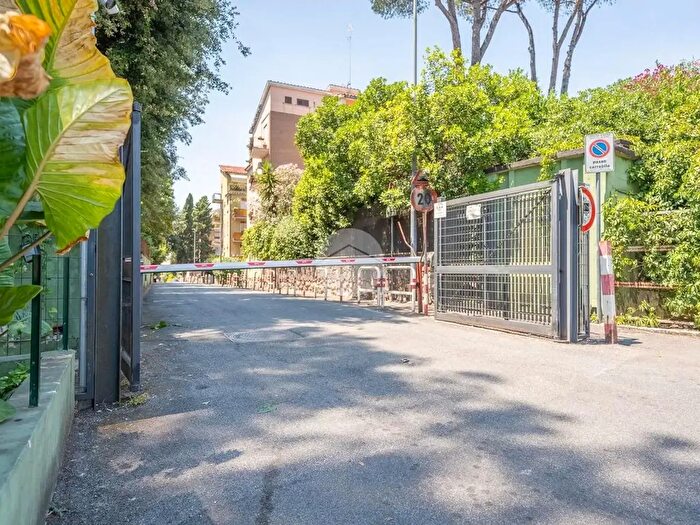 Appartamento trilocale in vendita in Via Gradoli, Roma