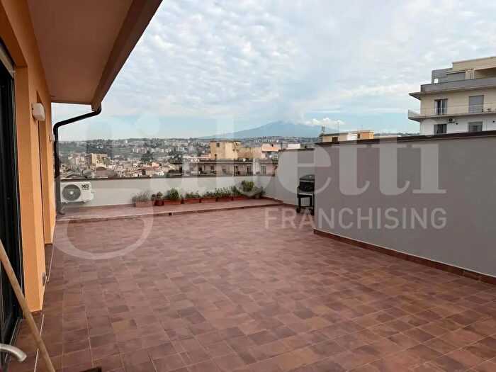 Appartamento con 6 locali in vendita in Piazza Duca di Camastra, Catania