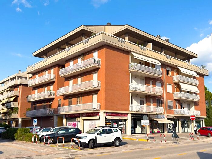 Appartamento con 11 locali in vendita in Via Roma, Bastia Umbra