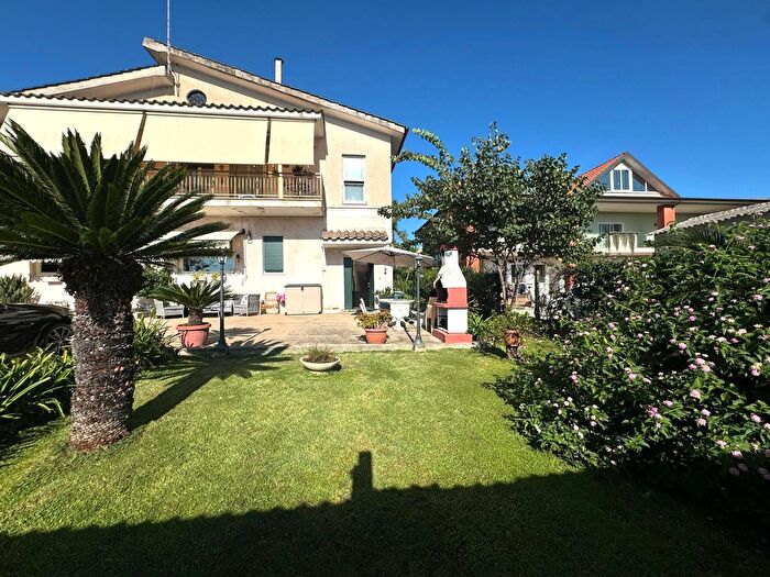 Appartamento con 5 locali in vendita in Via delle Valli, Aprilia