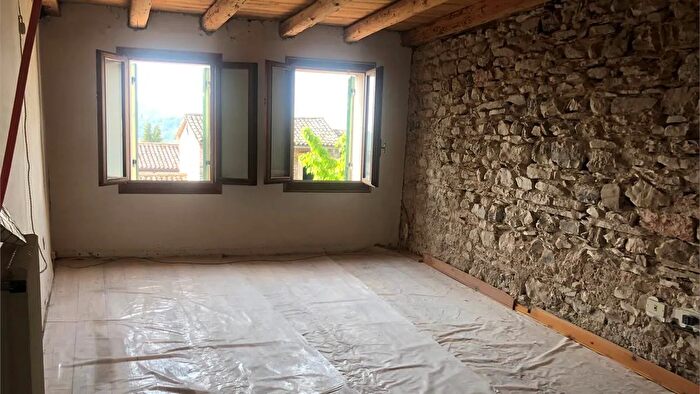 Casa quadrilocale in vendita in Cavaso del Tomba Colmelli Caniezza Via San Pio X, Montebelluna