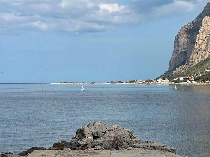 Casa con 5 locali in affitto in Via Plauto No Number, Sferracavallo Barcarello, Palermo