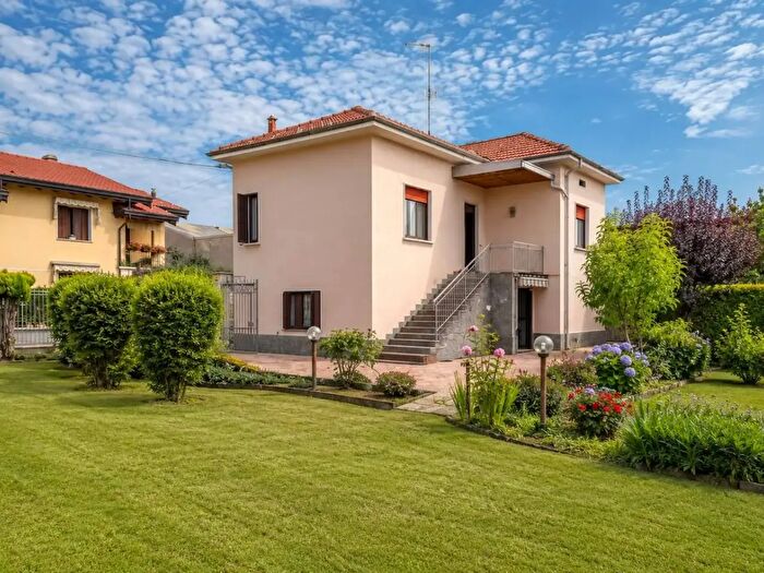 Casa trilocale in vendita in Via Anna Frank, Carnago