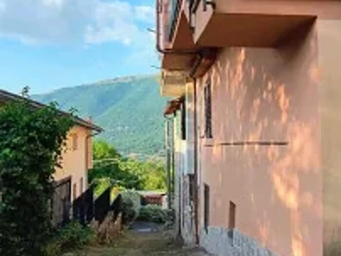 Appartamento trilocale in vendita in Piazza Vittorio Emanuele, Pozzaglia Sabina