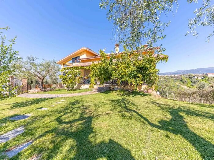 Casa con 8 locali in vendita in Via Colle Lungo, Montelibretti