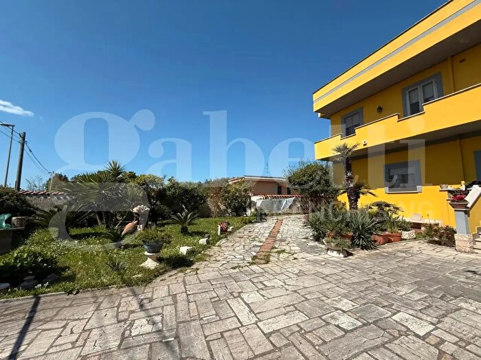 Casa con 11 locali in vendita in Via Granieri, Nettuno