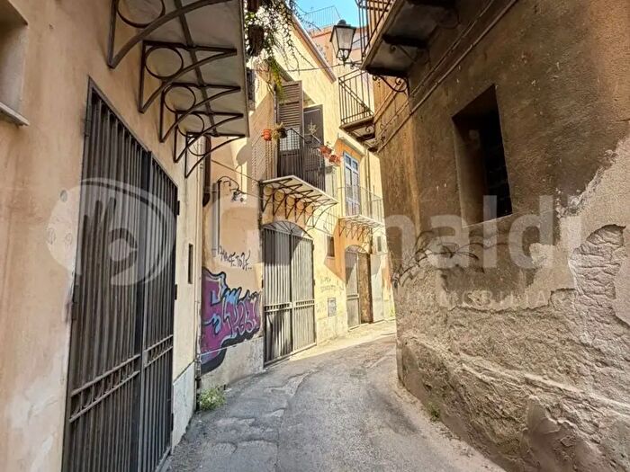 Appartamento con 5 locali in affitto in Vicolo Cassarelli, Palermo