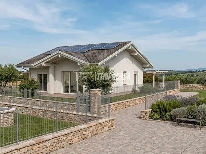 Casa quadrilocale in vendita in Via Togliatti, Lazzate