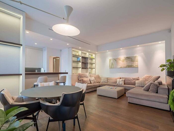 Appartamento trilocale in affitto in Via Borgonuovo, Brera, Milano