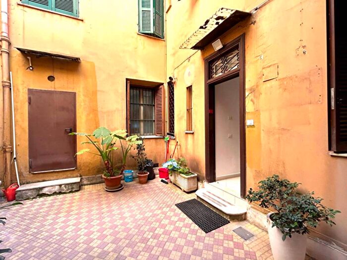 Appartamento trilocale in affitto in Via Angelo Poliziano, Colle Oppio, Roma