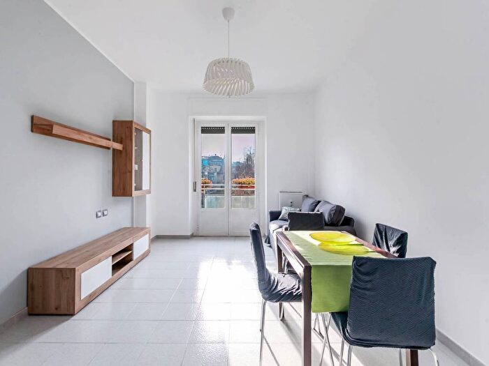 Appartamento trilocale in affitto in Via Angelo Masina, Dergano, Milano