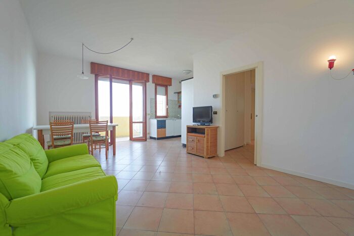 Appartamento con 5 locali in vendita in Via Montello, Cesenatico