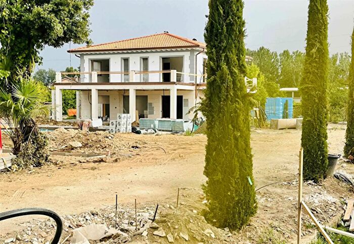Casa con 14 locali in vendita in Forte Dei Marmi