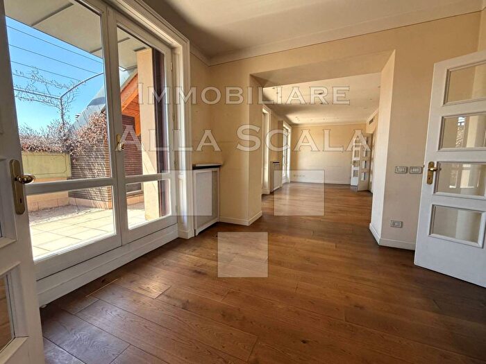 Appartamento con 6 locali in affitto in Via San Damiano, Palestro, Milano