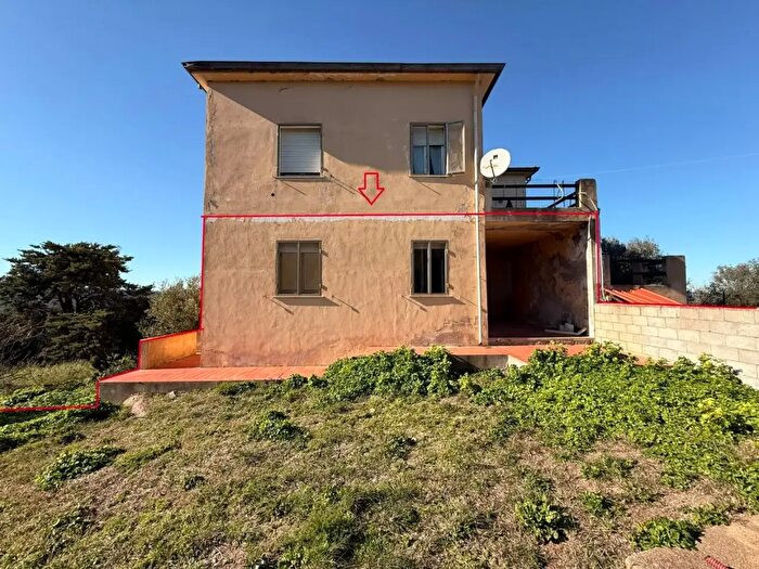 Casa con 6 locali in vendita in Luogosanto