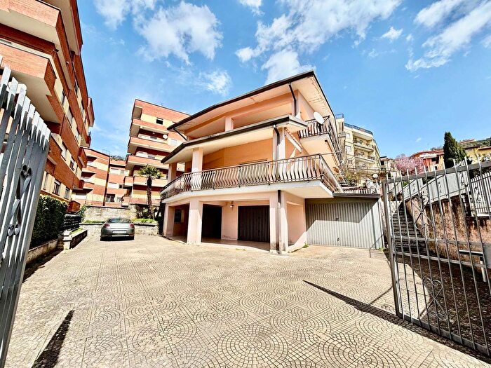 Casa con 10 locali in vendita in Via Vecchia Fiuggi, Fiuggi