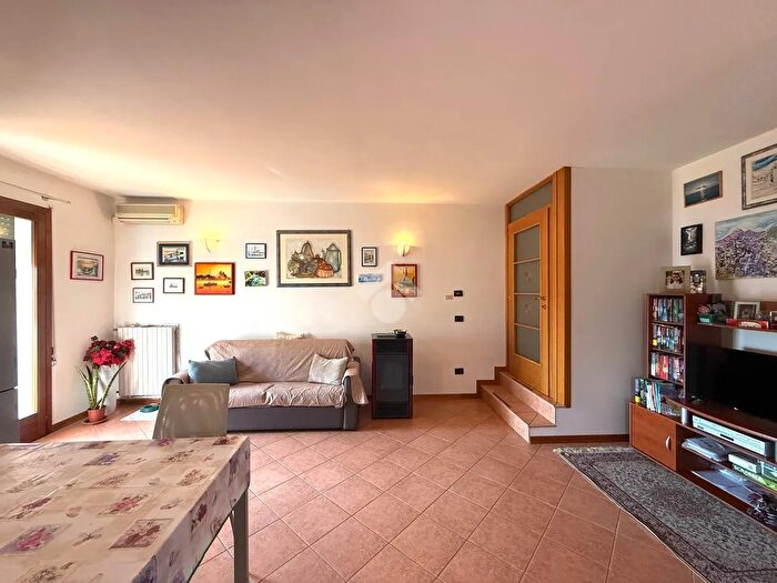 Casa trilocale in vendita in Via Roma, Rovolon