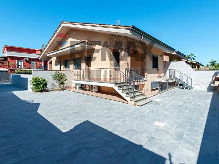Casa con 5 locali in vendita in Via Villa Guardia, Roma
