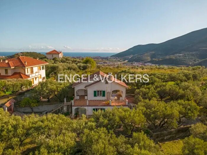 Casa con 6 locali in vendita in Via Maccagne, Toirano