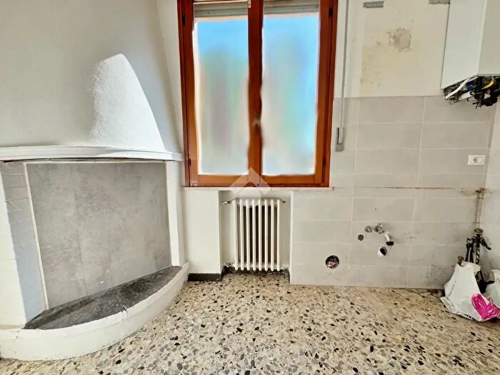 Casa quadrilocale in vendita in Viale Roma, Vallefoglia