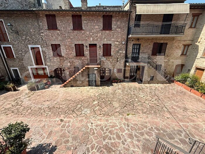 Casa trilocale in vendita in Piazza Andrea degli Abbati, Assisi