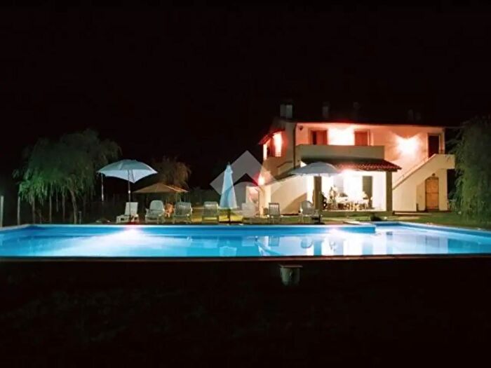 Casa con 13 locali in vendita in Località Commenda, Montefiascone