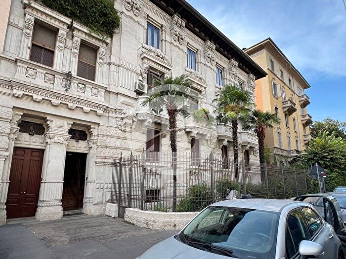 Appartamento con 6 locali in vendita in Via Bianca di Savoia, Quadronno Crocetta, Milano