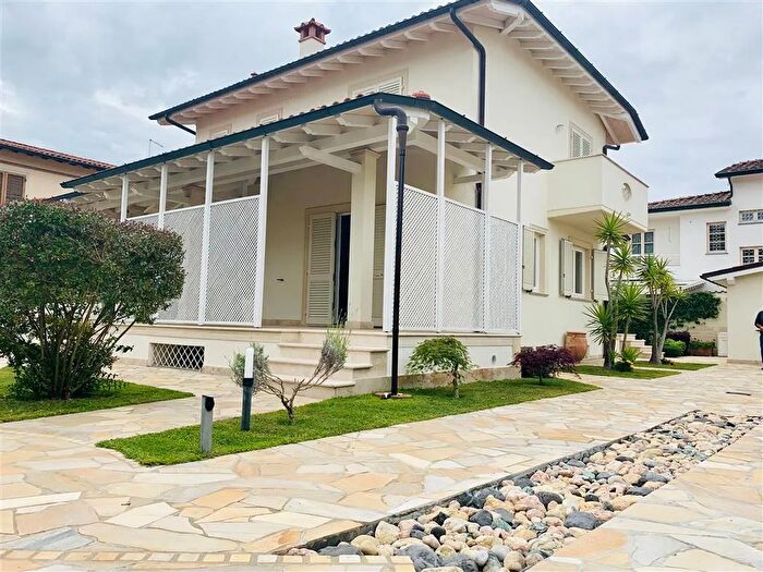 Casa con 11 locali in vendita in Pietrasanta