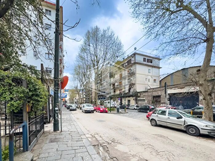 Appartamento con 5 locali in vendita in Via Nicola Nicolini, Napoli