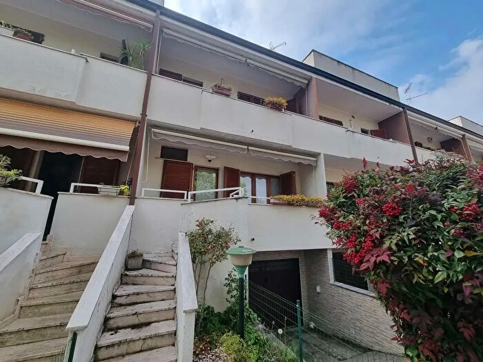 Casa con 5 locali in vendita in Via Guido Rossa, Limbiate