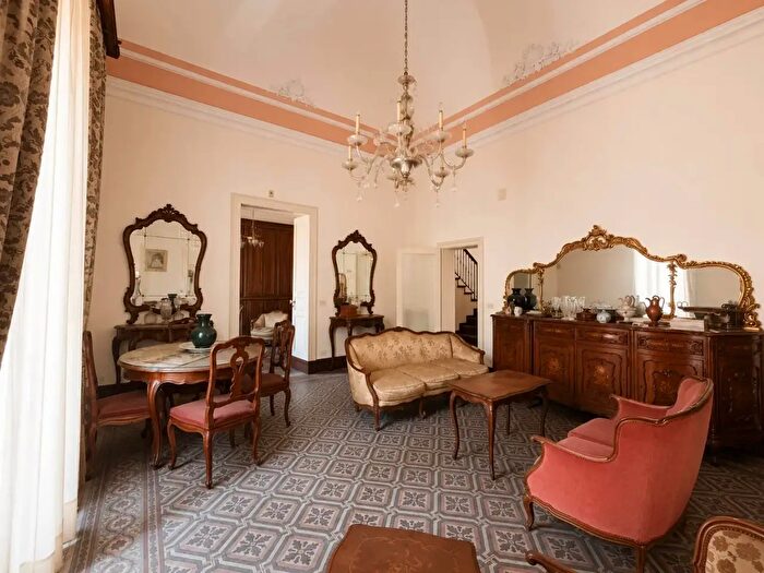 Casa con 9 locali in vendita in Mascalucia
