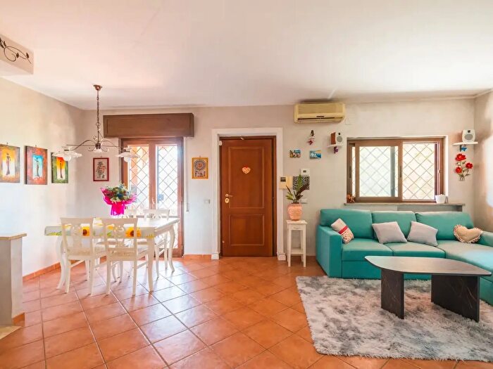 Casa trilocale in vendita in Via Lavarone, Roma