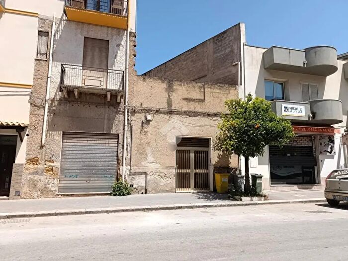 Appartamento trilocale in vendita in Via Pier Santi Mattarella, Mazara Del Vallo