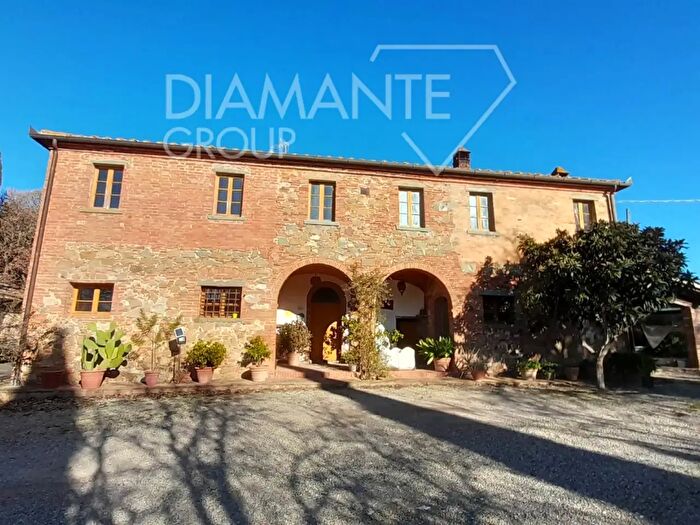 Casa con 12 locali in vendita in Foiano Della Chiana