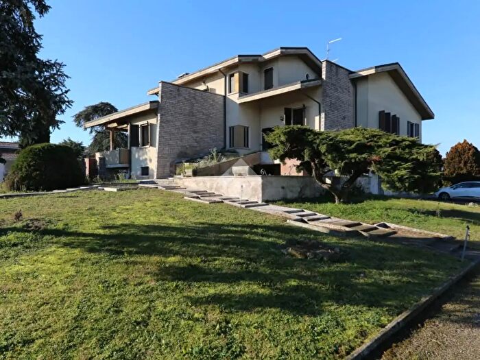 Casa con 9 locali in vendita in Via Solferino E San Martino, Roverbella