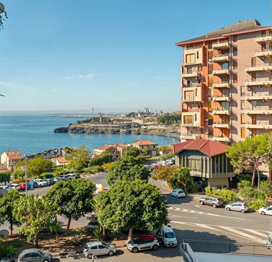 Appartamento con 6 locali in vendita in Viale Alcide De Gasperi, Catania