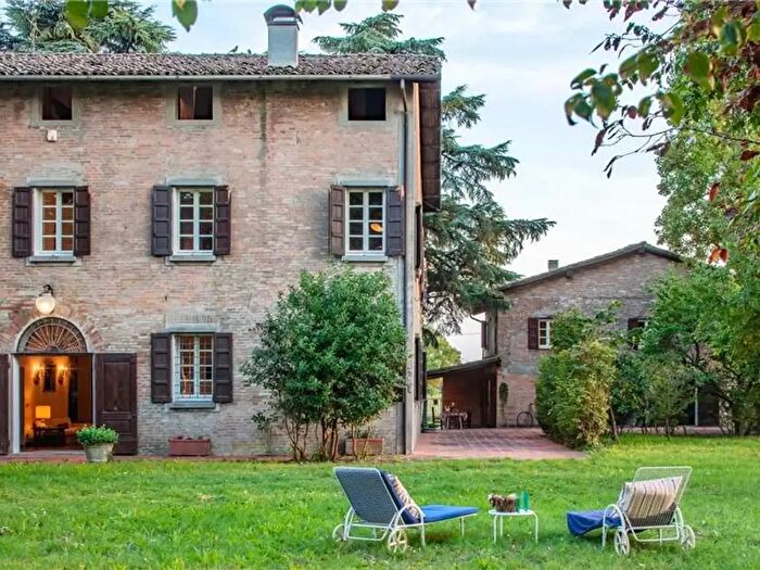Casa con 15 locali in vendita in Cento