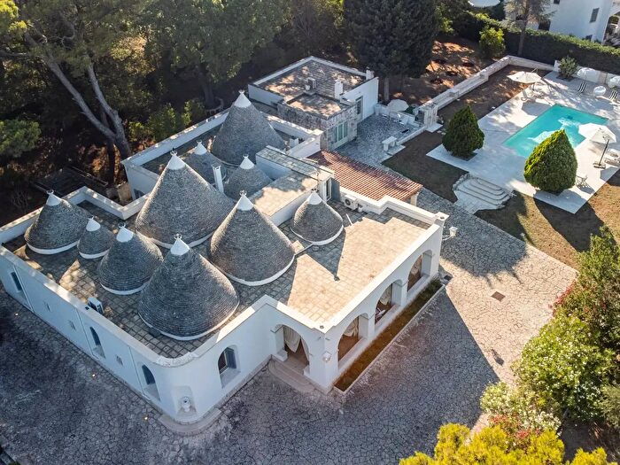Casa con 9 locali in vendita in Viale delle Acacie, Fasano