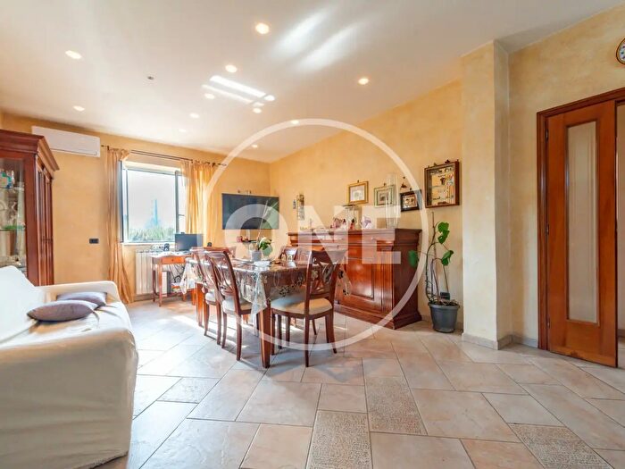 Appartamento trilocale in vendita in Via Gallodoro, Roma