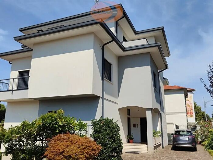 Casa con 9 locali in vendita in Via Giacomo Puccini, Besana In Brianza