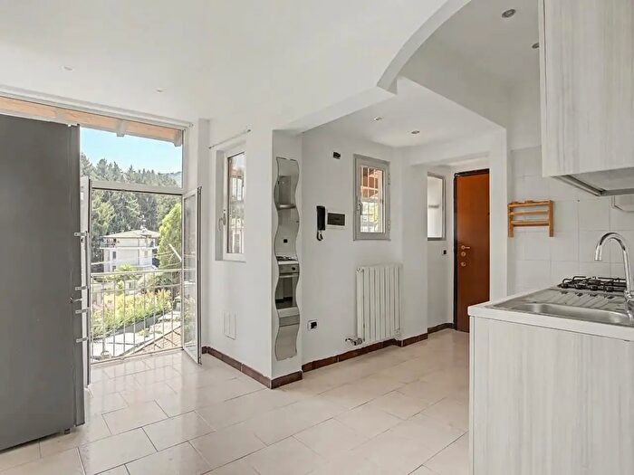 Appartamento bilocale in vendita in Via Luigi Colombo, Lavena Ponte Tresa