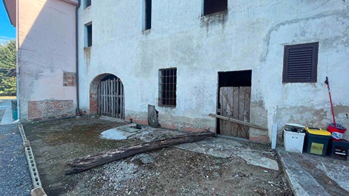 Casa con 8 locali in vendita in Chiesina Uzzanese