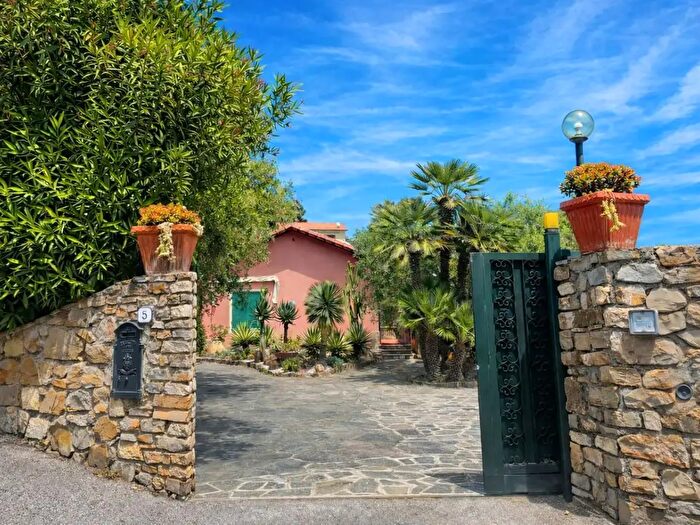 Casa con 5 locali in vendita in Via al Castellaretto, Cervo