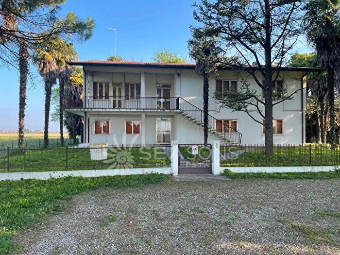 Casa con 14 locali in vendita in San Dona Di Piave