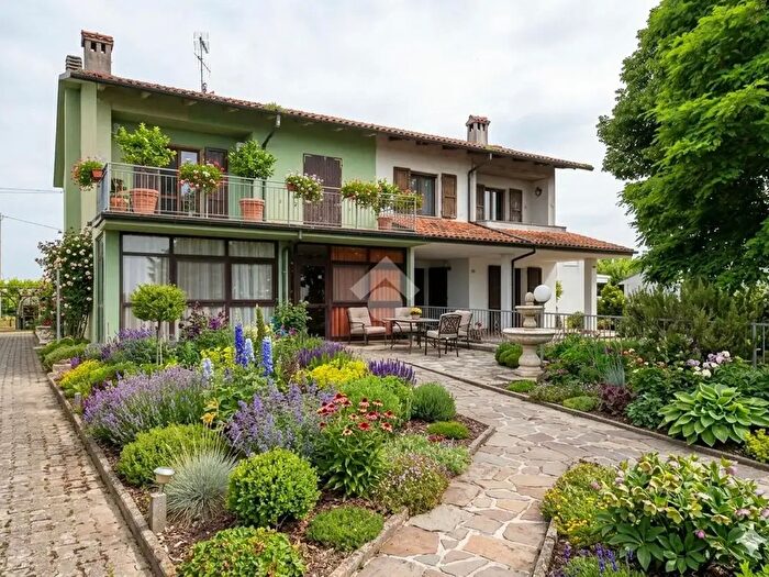 Casa quadrilocale in vendita in Via del Confine, Cesena