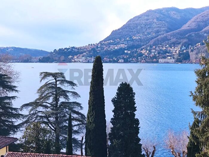 Appartamento trilocale in vendita in Frazione Girola, Blevio