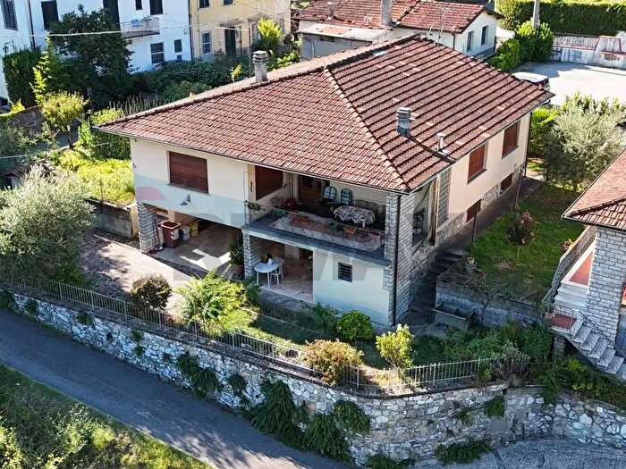 Casa con 9 locali in vendita in Bagni Di Lucca